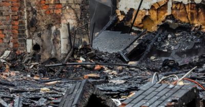 Przyczyną pożaru domu jednorodzinnego w Słupnie mógł być wybuch gazu - zginęła jedna osoba