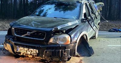 Śmierć kierowcy po dachowaniu Volvo w Długosiodle